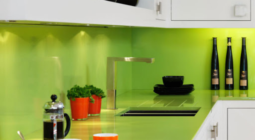 آینه سبز در آشپزخانه