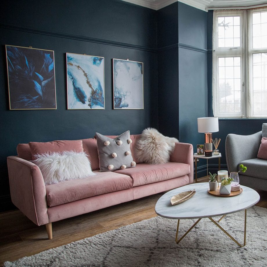 گریت کابینت | شرکت کابینت آشپزخانه گریت | Living room makeover with dark blue walls pink sofa and gold accessories 2 920x920 min