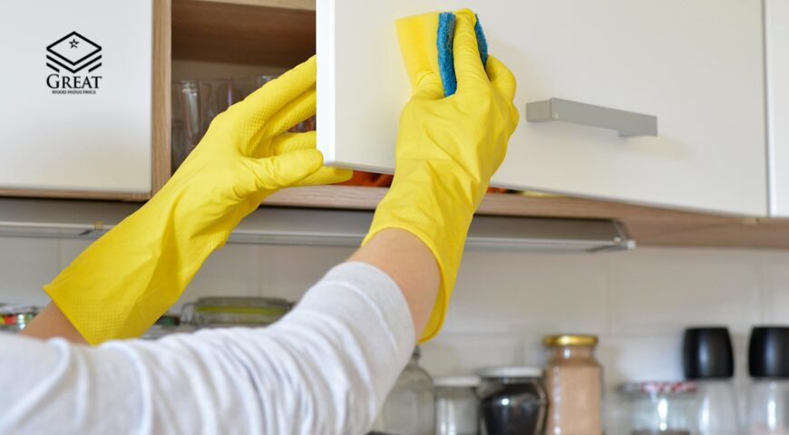 پاک کردن لکه چربی از کابینت چوبی