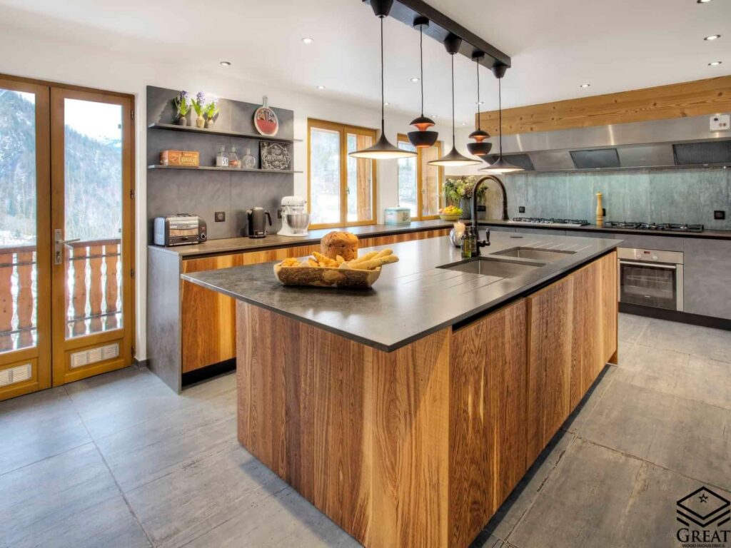 چیدمان آشپزخانه با کابینت چوب طبیعی مدرن