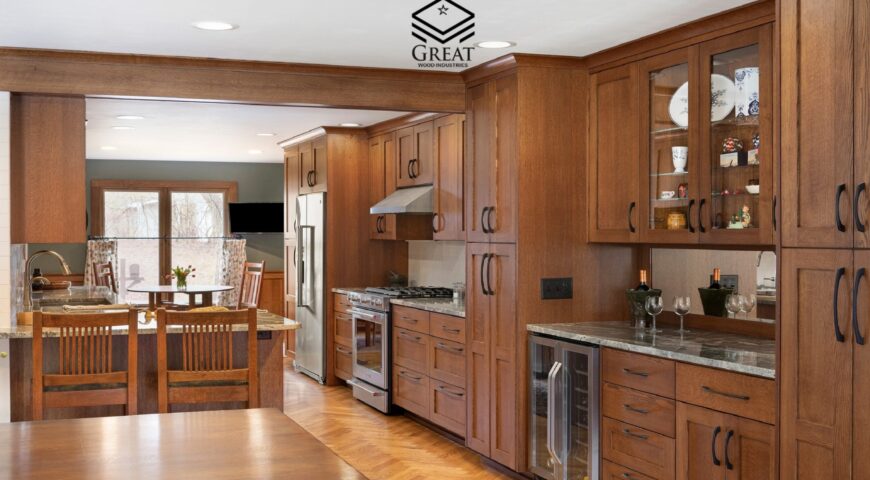 طراحی دکوراسیون آشپزخانه با کابینت چوب طبیعی کلاسیک