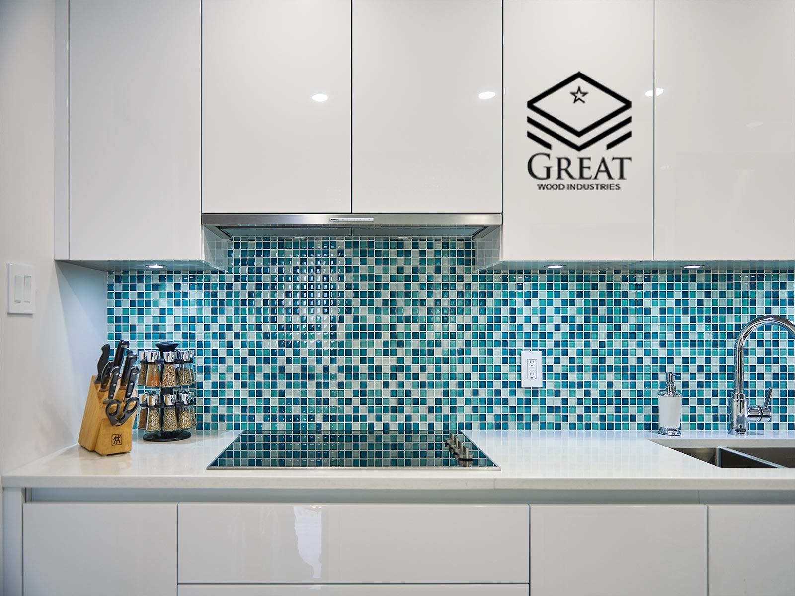 گریت کابینت | شرکت کابینت آشپزخانه گریت | white kitchen with turquoise splash panel 01