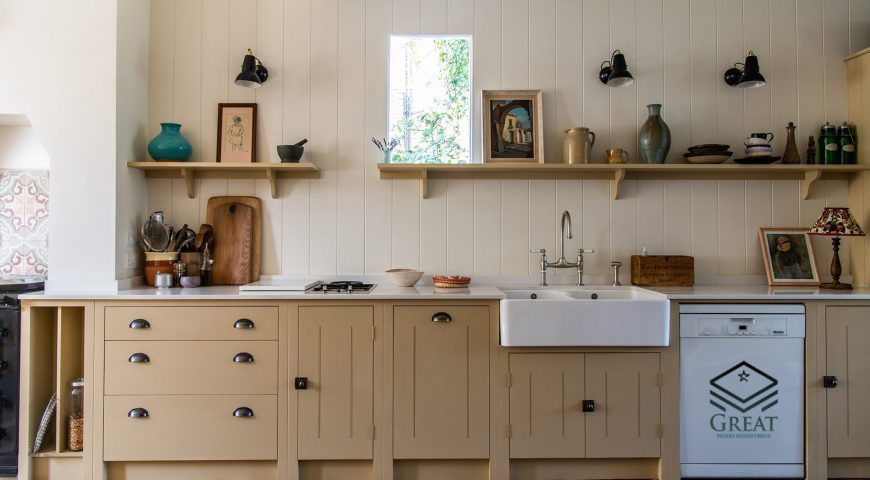 کابینت چوب طبیعی مدرن در آشپزخانه بزرگ