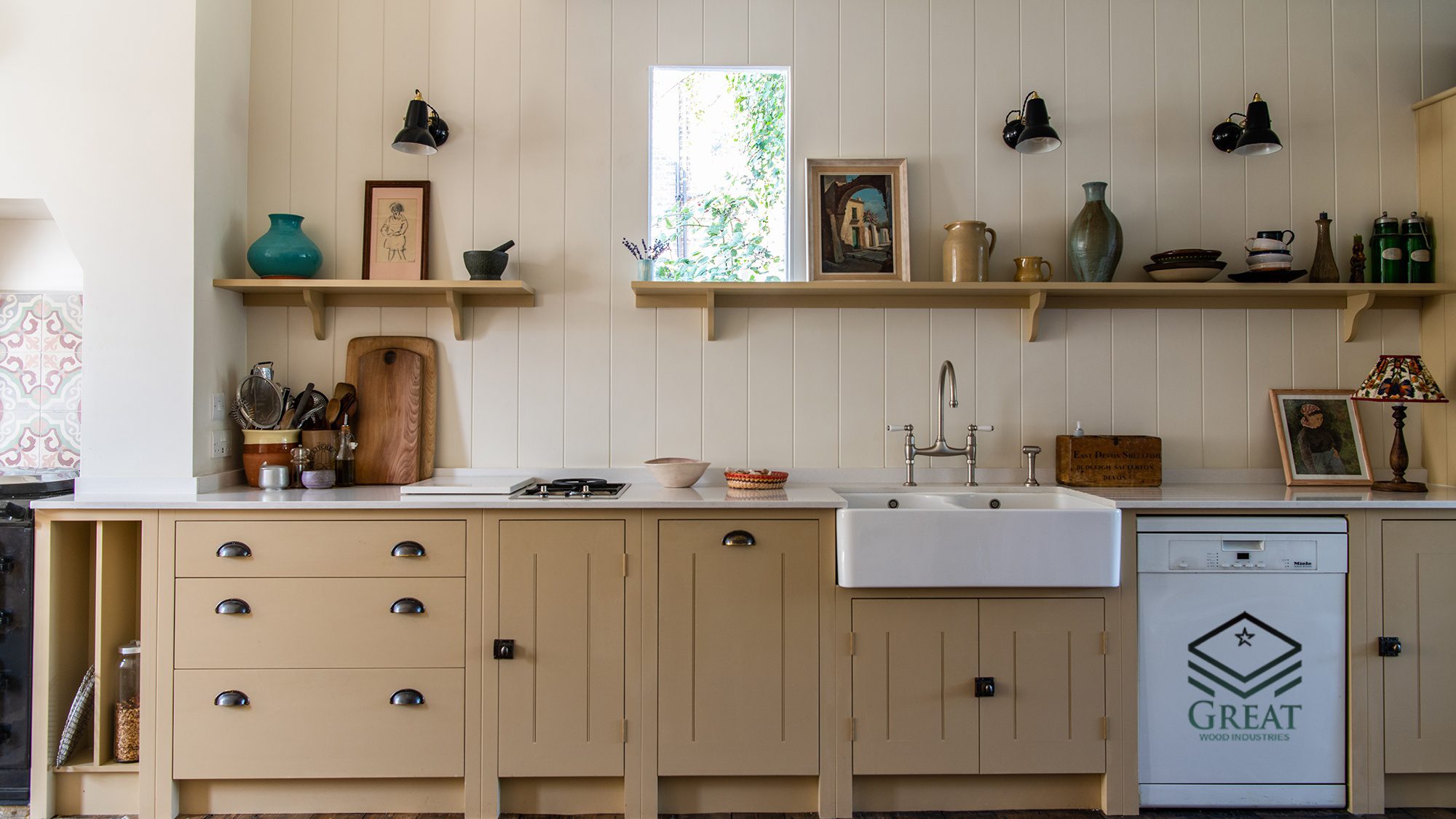 کابینت چوب طبیعی مدرن در آشپزخانه بزرگ