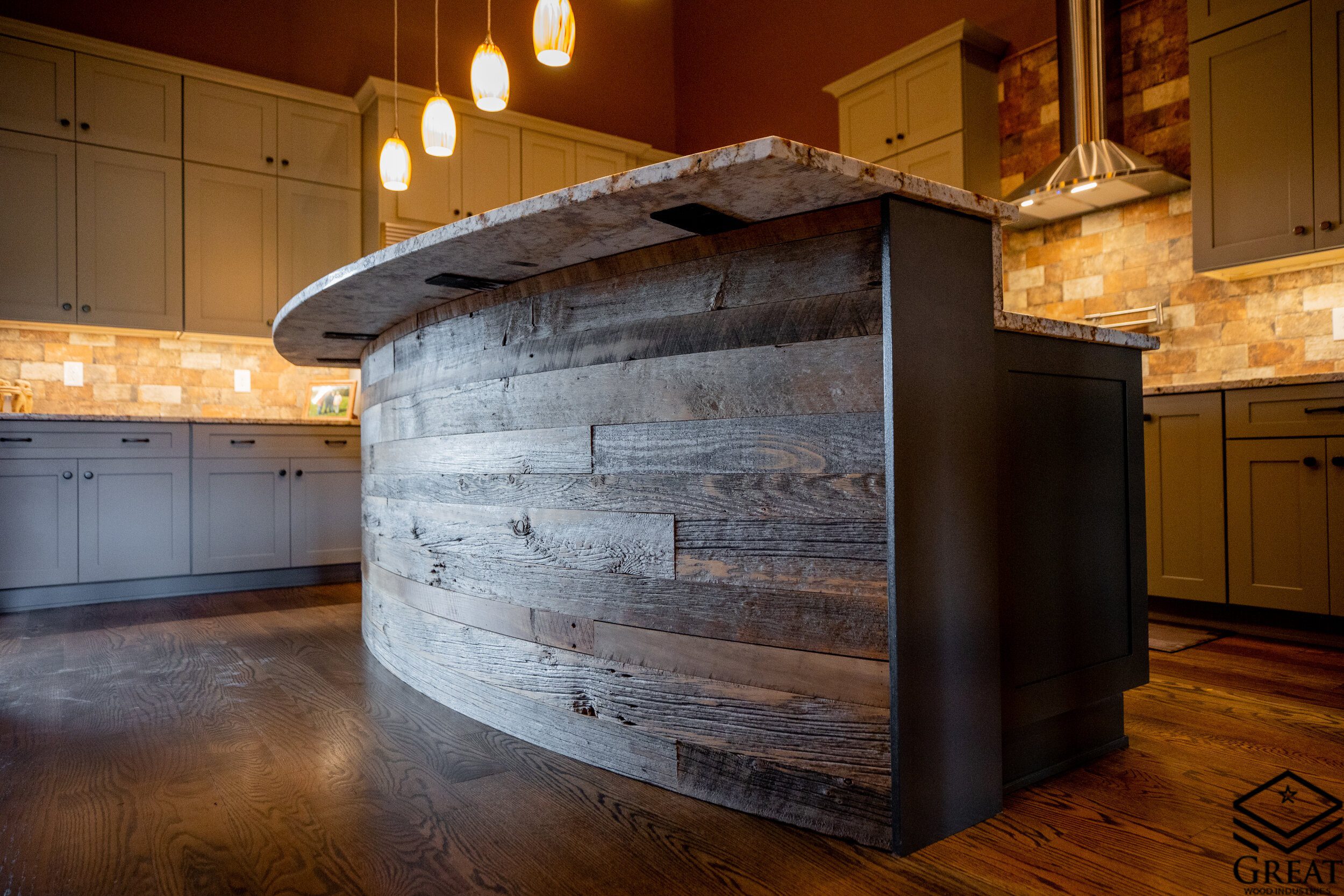 کابینت چوب طبیعی کلاسیک در آشپزخانه بزرگ